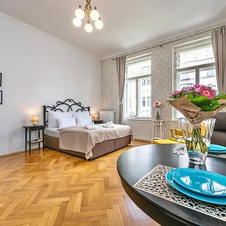 The Old Town Square & Parizska Apartment *
